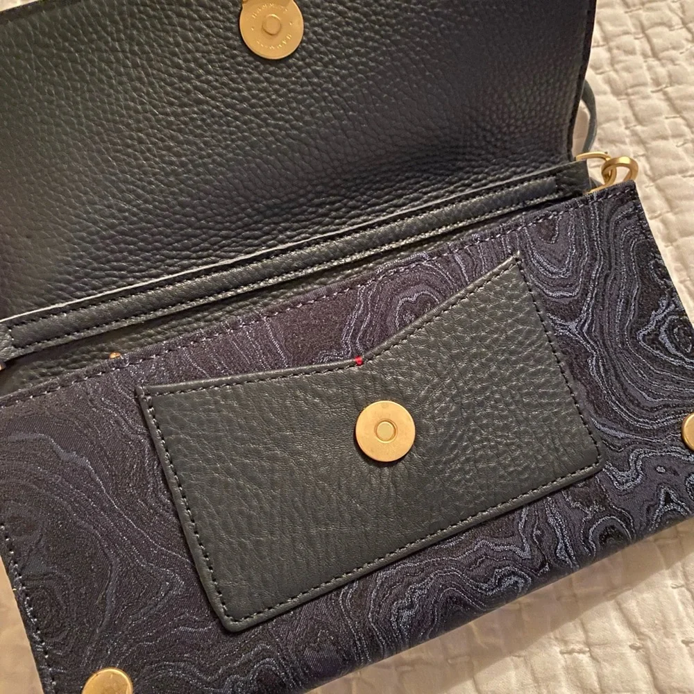 Hammitt AJ Crossbody
Clutch Satin Tides
Brushed Gold Clutch - Picture 7 of 12